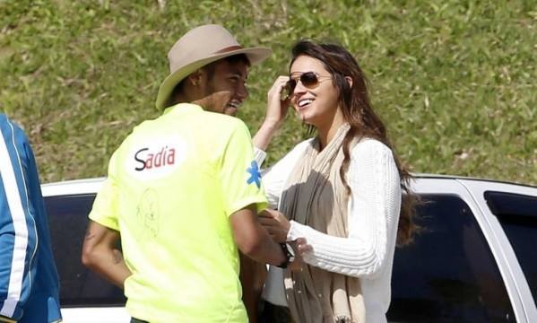 Neymar bị bồ xinh 'đá bay' vì thói trăng hoa - ảnh 2