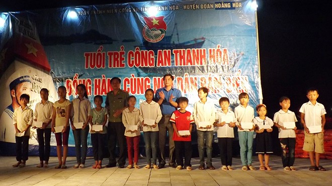 Tuổi trẻ Công an Thanh Hóa đồng hành cùng ngư dân - ảnh 2
