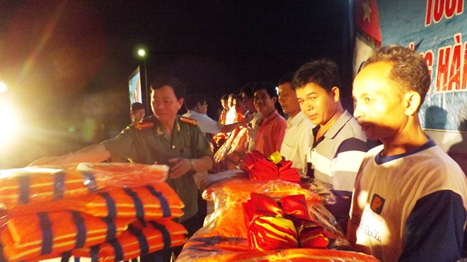 Tuổi trẻ Công an Thanh Hóa đồng hành cùng ngư dân - ảnh 1