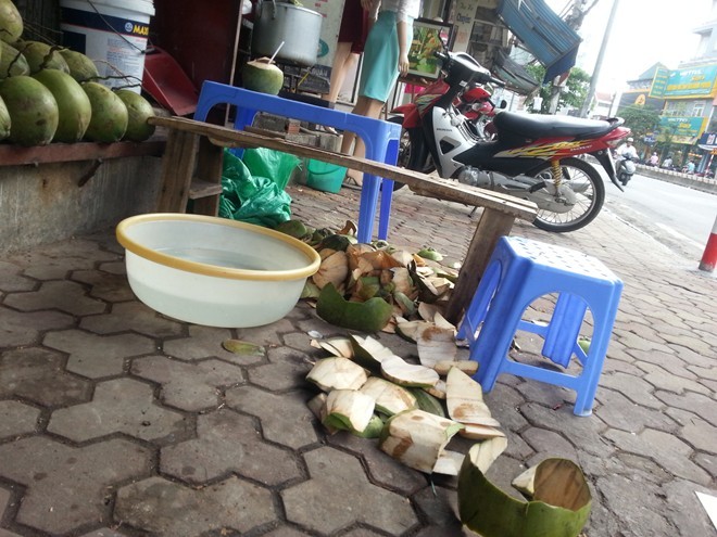 Rùng mình công nghệ tẩy trắng dừa tươi ở Hà Nội - ảnh 2