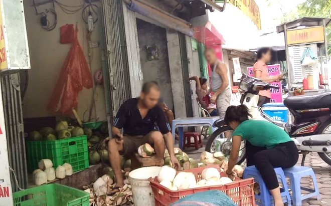 Rùng mình công nghệ tẩy trắng dừa tươi ở Hà Nội - ảnh 1
