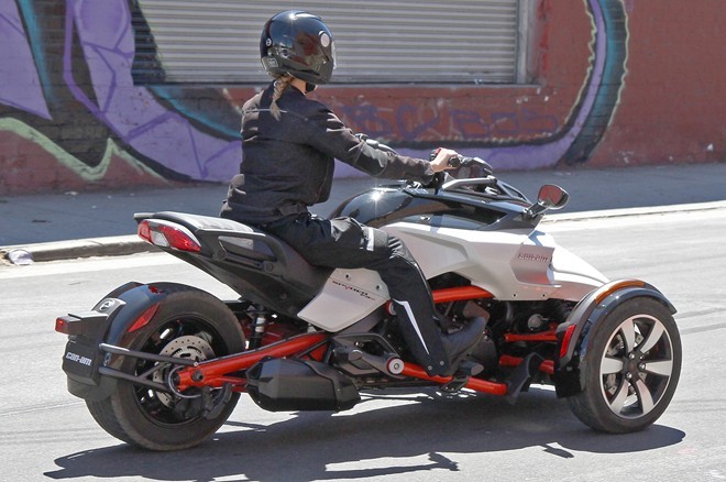 Mô tô Can-Am Spyder phiên bản mới lộ diện trên phố - ảnh 10