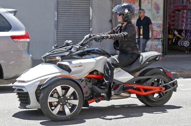 Mô tô Can-Am Spyder phiên bản mới lộ diện trên phố - ảnh 2