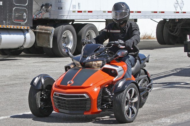 Mô tô Can-Am Spyder phiên bản mới lộ diện trên phố - ảnh 3