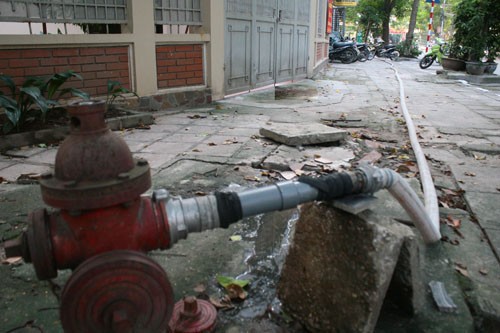 Khu đô thị thiếu nước cả tháng giữa thủ đô - ảnh 1