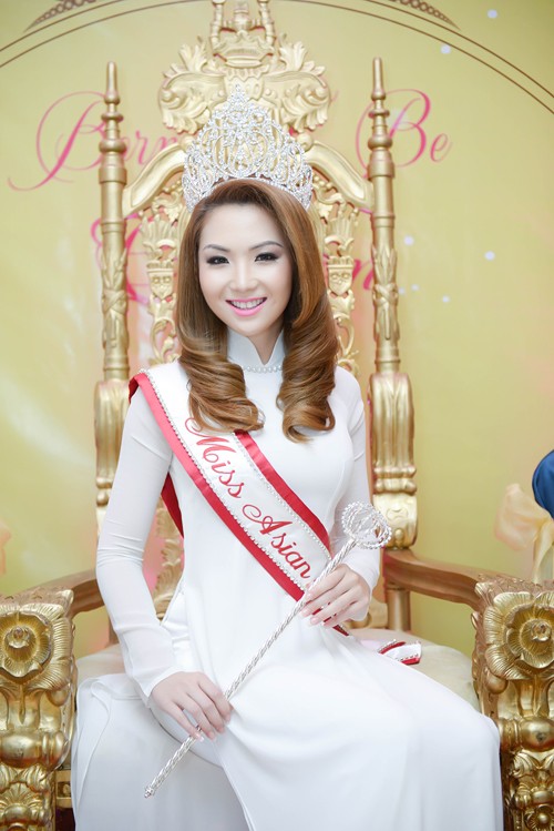 Hoa hậu gốc Việt Jennifer Chung lộng lẫy trong tiệc mừng - ảnh 3