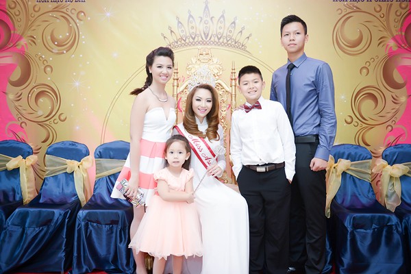 Hoa hậu gốc Việt Jennifer Chung lộng lẫy trong tiệc mừng - ảnh 5