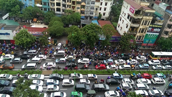 Hà Nội chưa cấm ngay ôtô trên tuyến đường huyết mạch - ảnh 2