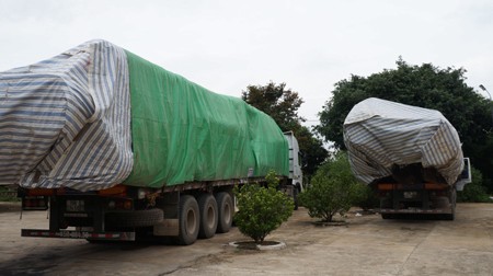 Bắt đoàn xe chở gỗ vượt hơn 300% tải trọng - ảnh 2