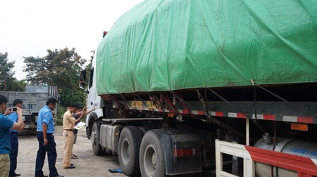 Bắt đoàn xe chở gỗ vượt hơn 300% tải trọng - ảnh 5