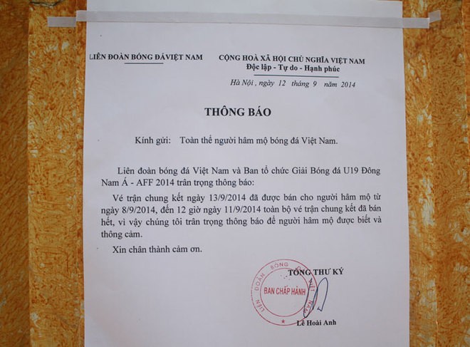 Không mua được vé, CĐV 'trút giận' vào hàng rào trụ sở VFF - ảnh 12