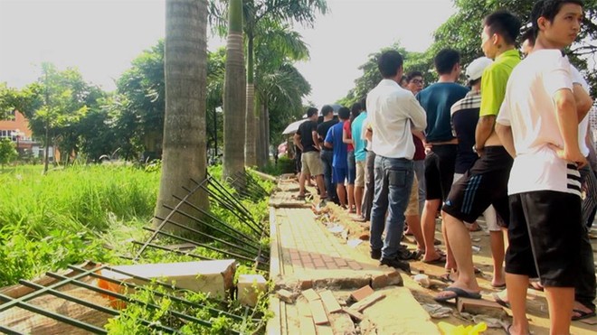 Không mua được vé, CĐV 'trút giận' vào hàng rào trụ sở VFF - ảnh 3