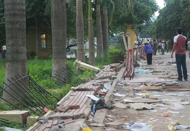 Không mua được vé, CĐV 'trút giận' vào hàng rào trụ sở VFF - ảnh 4