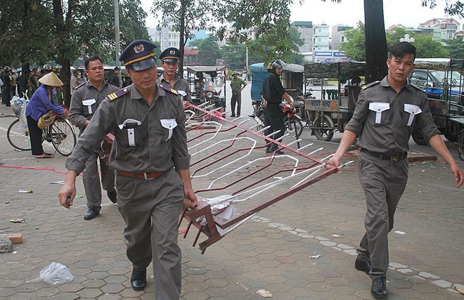 Không mua được vé, CĐV 'trút giận' vào hàng rào trụ sở VFF - ảnh 6
