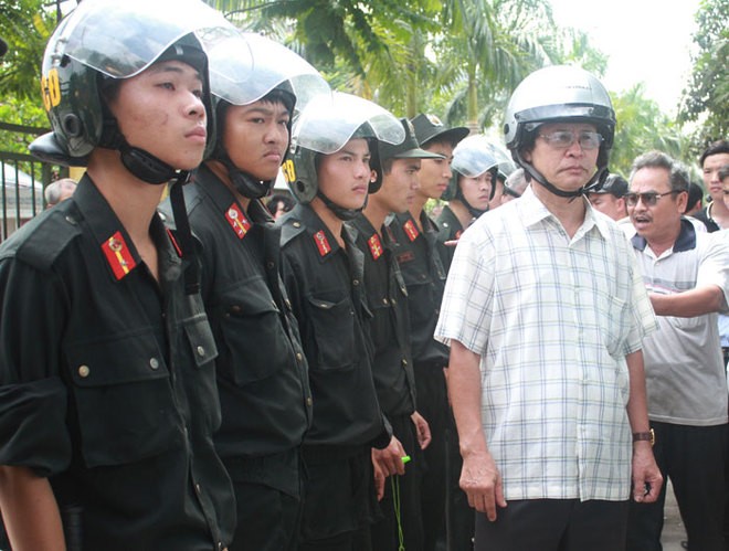 Không mua được vé, CĐV 'trút giận' vào hàng rào trụ sở VFF - ảnh 7