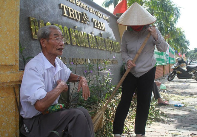 Không mua được vé, CĐV 'trút giận' vào hàng rào trụ sở VFF - ảnh 9