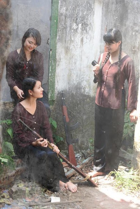 Nữ sinh hóa thân thành nữ dân quân xinh đẹp - ảnh 2