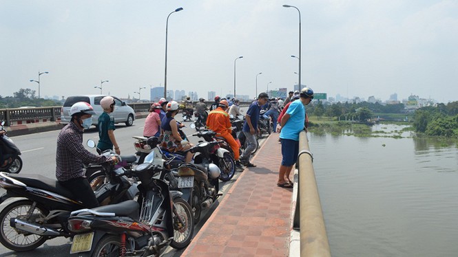 Hai người đàn ông liên tiếp nhảy cầu Bình Triệu tự vẫn - ảnh 1