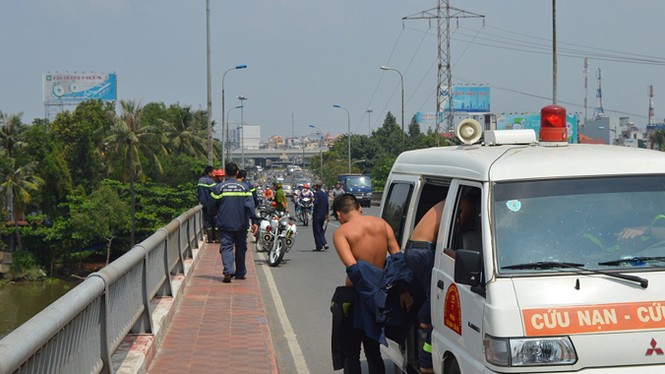 Hai người đàn ông liên tiếp nhảy cầu Bình Triệu tự vẫn - ảnh 2