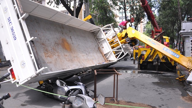 Xe cẩu lật đè xe máy, thầy giáo nhanh chân thoát nạn - ảnh 1