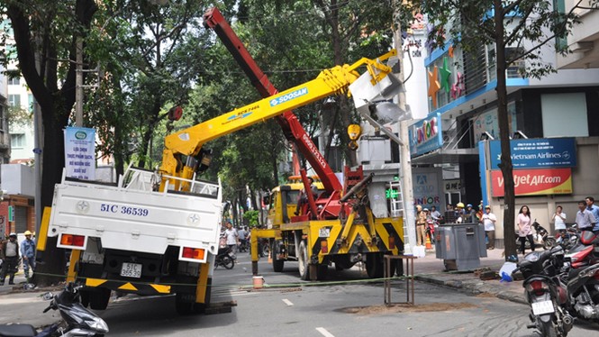 Xe cẩu lật đè xe máy, thầy giáo nhanh chân thoát nạn - ảnh 2
