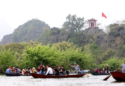 5 vạn du khách chen chân khai hội chùa Hương - ảnh 1