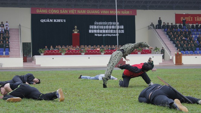 Trinh sát đặc nhiệm Quân khu 1 thi triển tuyệt kỹ - ảnh 7