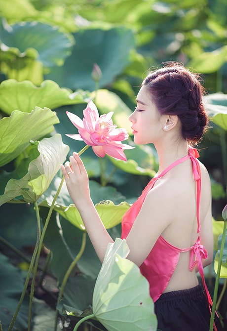 Nữ sinh Sư phạm khoe sắc tinh khôi bên hoa sen - ảnh 10