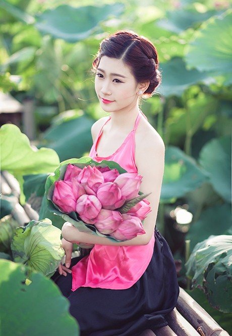 Nữ sinh Sư phạm khoe sắc tinh khôi bên hoa sen - ảnh 1
