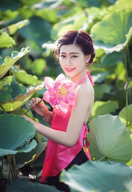 Nữ sinh Sư phạm khoe sắc tinh khôi bên hoa sen - ảnh 2