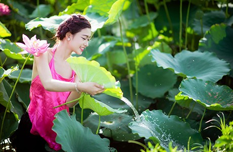 Nữ sinh Sư phạm khoe sắc tinh khôi bên hoa sen - ảnh 7