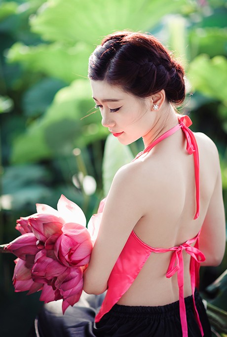 Nữ sinh Sư phạm khoe sắc tinh khôi bên hoa sen - ảnh 8