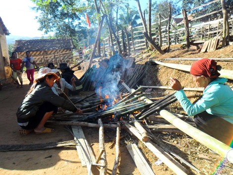 Lạ kỳ vùng đất người dân quanh năm ngủ ngồi - ảnh 1