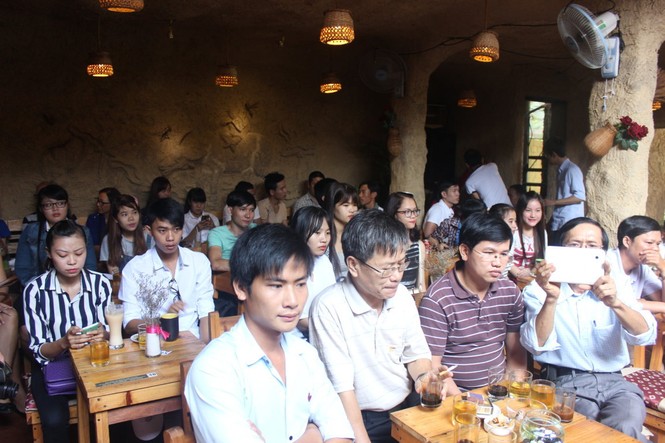 “Ông đồ 9X” điển trai tặng thư pháp cho bạn trẻ xứ Huế - ảnh 1