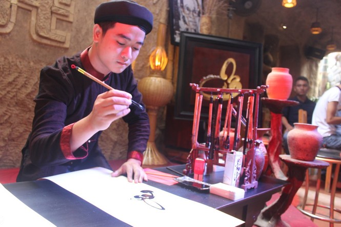 “Ông đồ 9X” điển trai tặng thư pháp cho bạn trẻ xứ Huế - ảnh 3