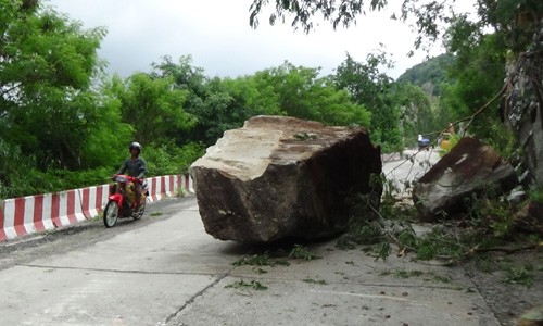 Đóng đường lên Núi Cấm vì lở đá - ảnh 1
