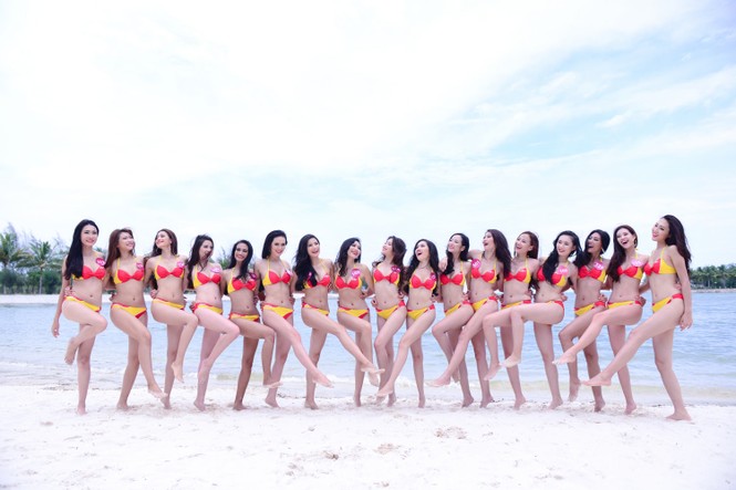 Thí sinh Hoa hậu hoàn vũ nóng bỏng với bikini - ảnh 4