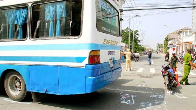 Xe máy va chạm xe khách, bé trai 2 tuổi chết thảm - ảnh 1