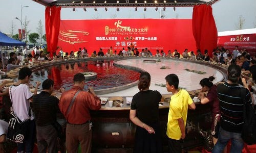 Cận cảnh những món ăn khổng lồ trên thế giới - ảnh 1
