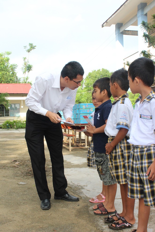 Báo Tiền Phong tặng quà, học bổng cho học sinh nghèo - ảnh 2