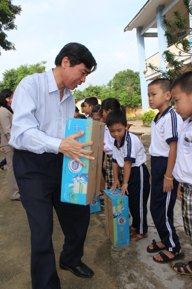 Báo Tiền Phong tặng quà, học bổng cho học sinh nghèo - ảnh 3