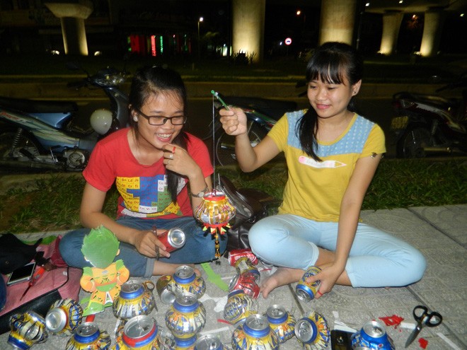 Lượm vỏ lon, làm lồng đèn tặng trẻ vùng khó - ảnh 3