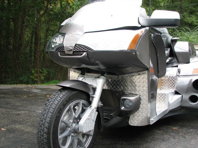 Siêu môtô 3 bánh 'lai' giữa Ford Focus và Honda Goldwing - ảnh 1