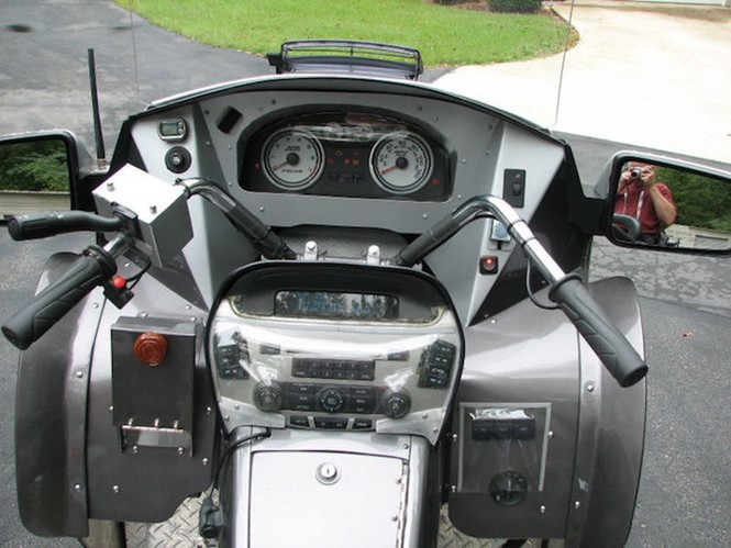 Siêu môtô 3 bánh 'lai' giữa Ford Focus và Honda Goldwing - ảnh 2