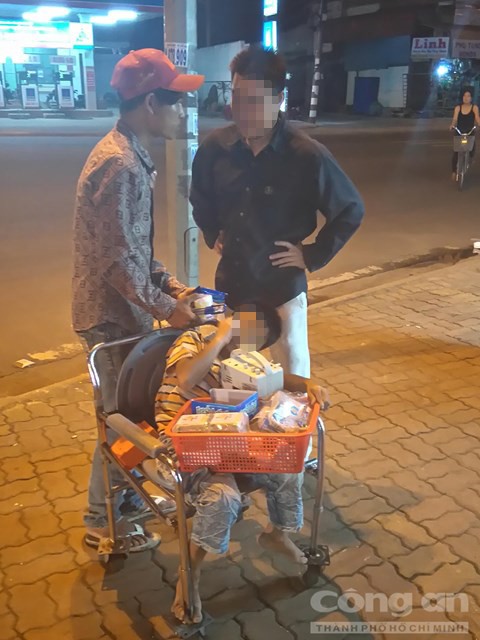 Bé trai bị ép giả bại não, bán hàng rong - ảnh 1