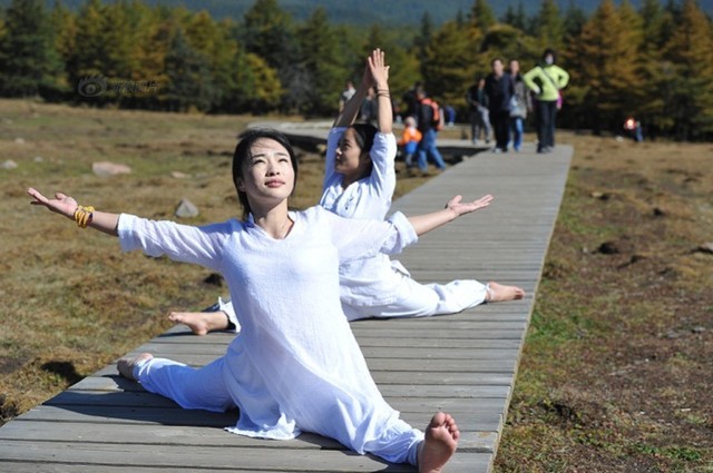 Thiếu nữ xinh đẹp luyện yoga trên đỉnh núi 'hút hồn' dân mạng - ảnh 5