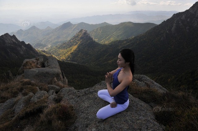 Thiếu nữ xinh đẹp luyện yoga trên đỉnh núi 'hút hồn' dân mạng - ảnh 2