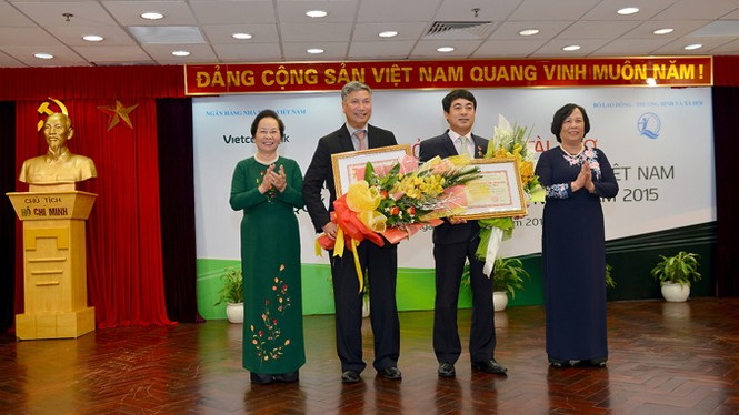Phó Chủ tịch nước khen ngợi Vietcombank rót 4,6 tỷ xây trường khó khăn - ảnh 1