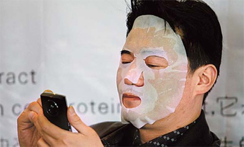 Nam giới Trung Quốc đua nhau làm đẹp vì sợ ế - ảnh 1