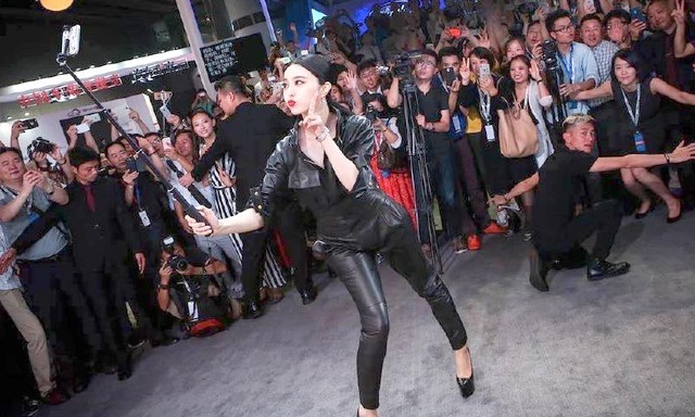 Đỏ mặt với dáng đứng selfie kỳ cục của Phạm Băng Băng - ảnh 2